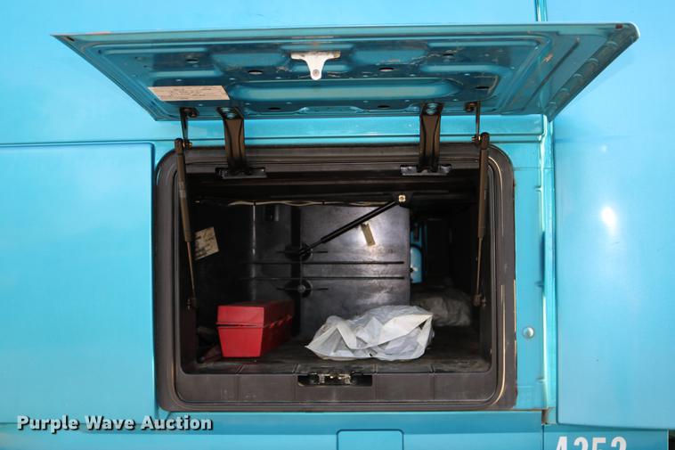 image for item DD0064 2004 Volvo VNL semi truck