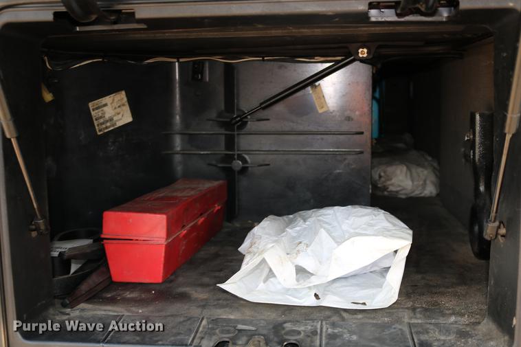 image for item DD0064 2004 Volvo VNL semi truck