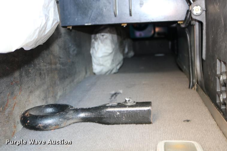 image for item DD0064 2004 Volvo VNL semi truck