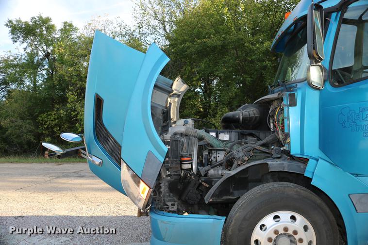 image for item DD0064 2004 Volvo VNL semi truck