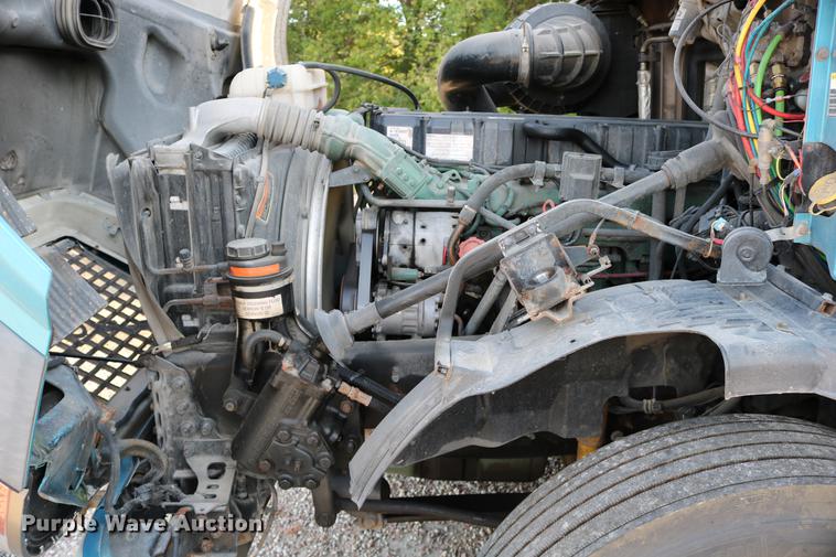 image for item DD0064 2004 Volvo VNL semi truck