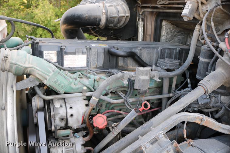 image for item DD0064 2004 Volvo VNL semi truck