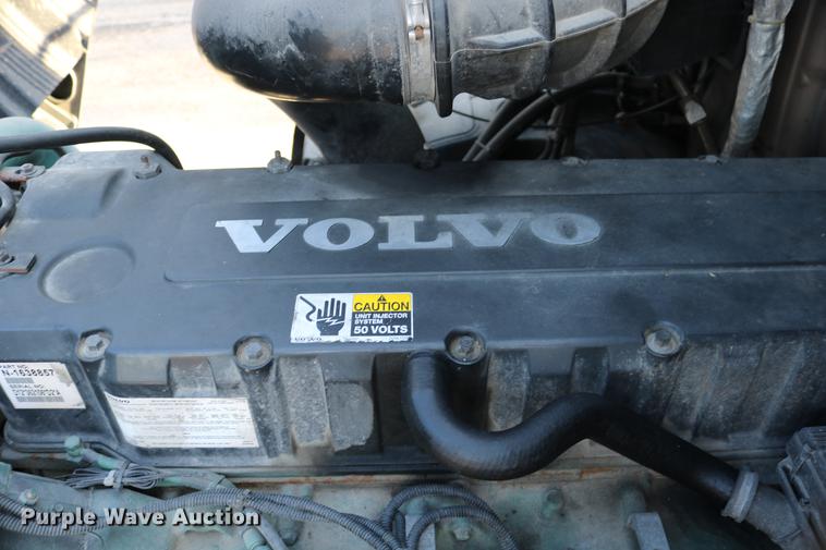 image for item DD0064 2004 Volvo VNL semi truck