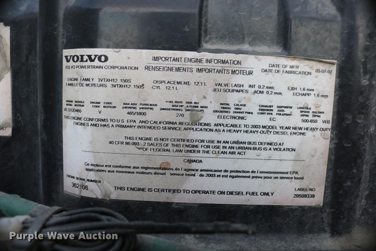 image for item DD0064 2004 Volvo VNL semi truck