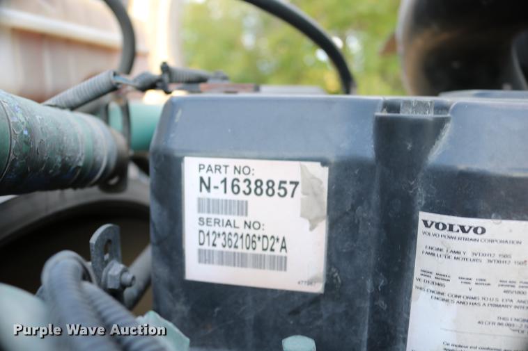 image for item DD0064 2004 Volvo VNL semi truck