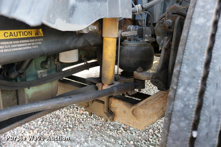 image for item DD0064 2004 Volvo VNL semi truck