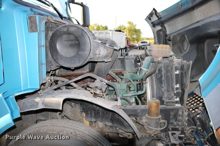 image for item DD0064 2004 Volvo VNL semi truck