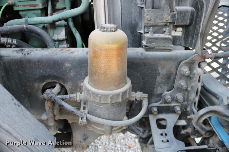 image for item DD0064 2004 Volvo VNL semi truck