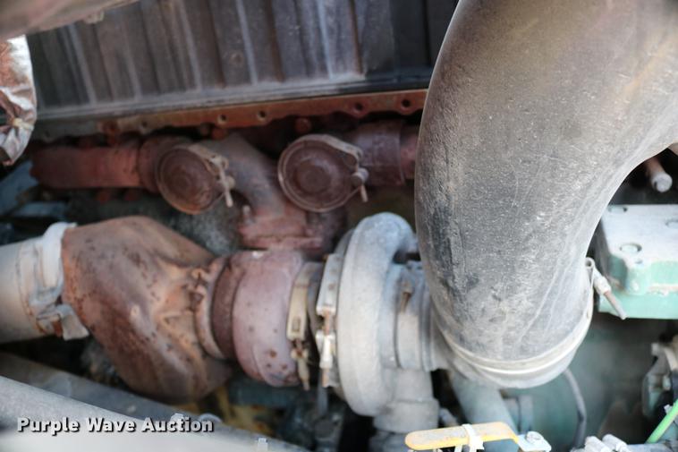 image for item DD0064 2004 Volvo VNL semi truck