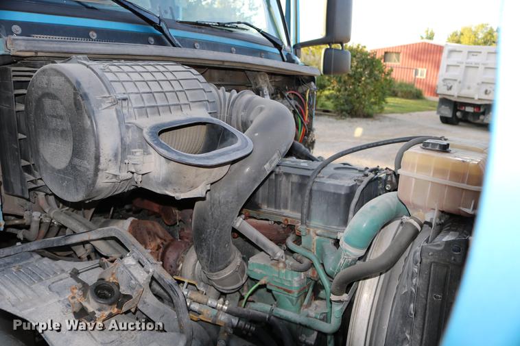 image for item DD0064 2004 Volvo VNL semi truck