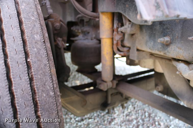 image for item DD0064 2004 Volvo VNL semi truck