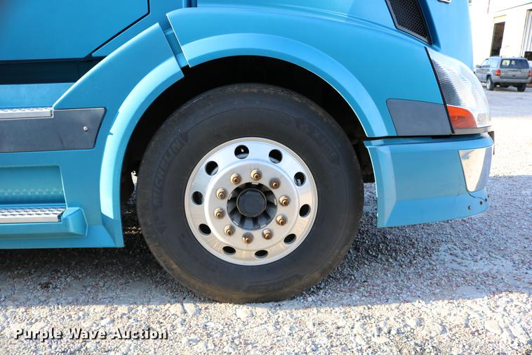 image for item DD0064 2004 Volvo VNL semi truck