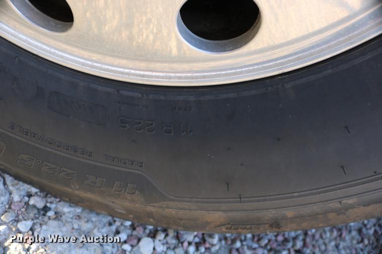 image for item DD0064 2004 Volvo VNL semi truck