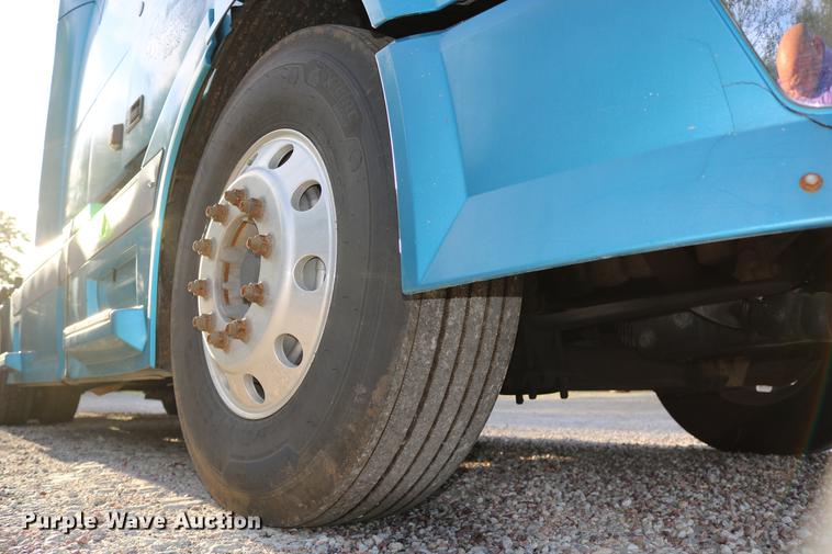 image for item DD0064 2004 Volvo VNL semi truck