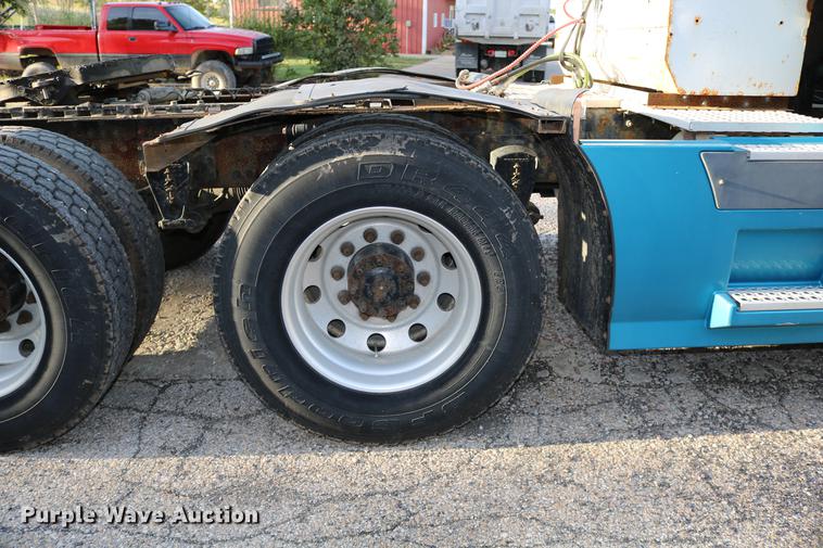 image for item DD0064 2004 Volvo VNL semi truck