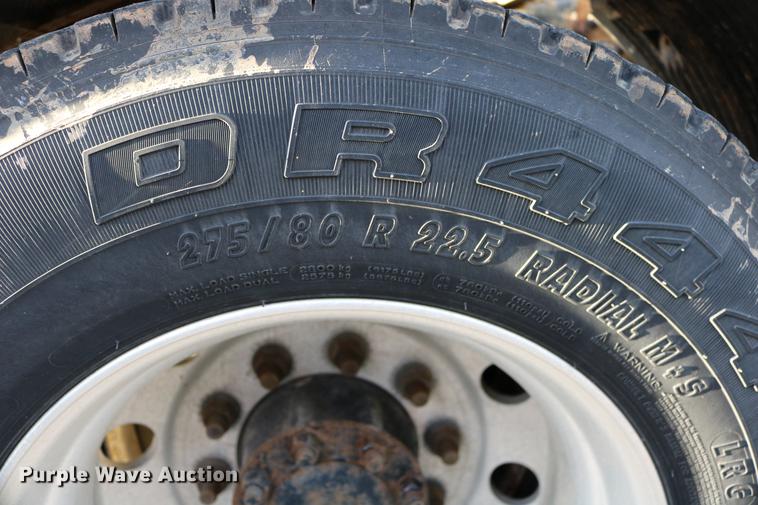 image for item DD0064 2004 Volvo VNL semi truck