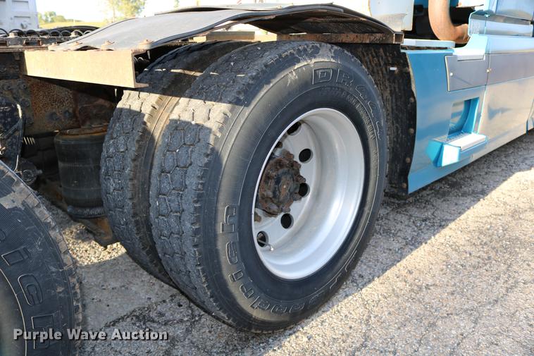 image for item DD0064 2004 Volvo VNL semi truck