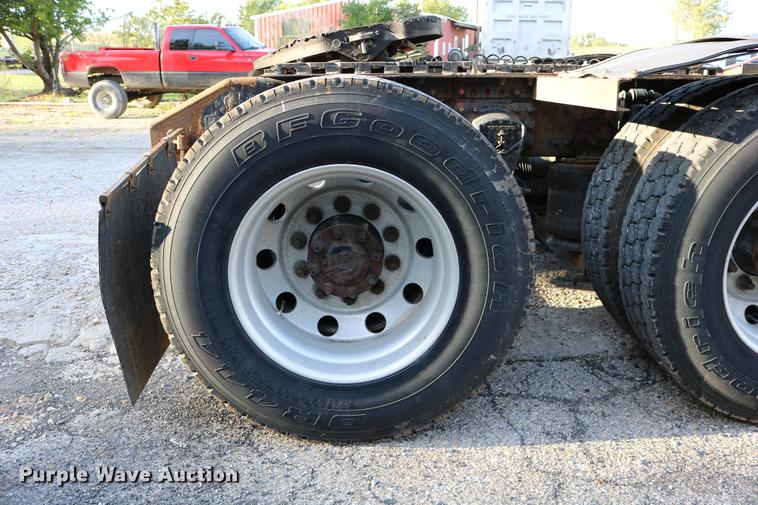 image for item DD0064 2004 Volvo VNL semi truck