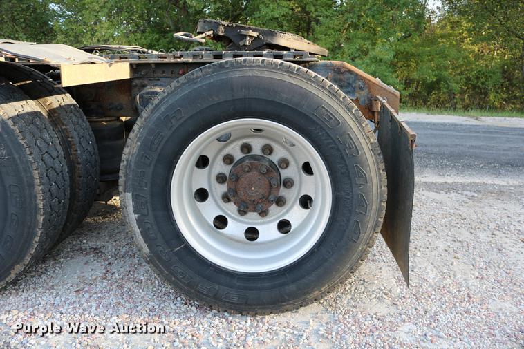 image for item DD0064 2004 Volvo VNL semi truck