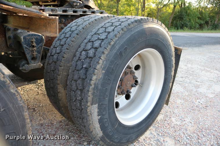 image for item DD0064 2004 Volvo VNL semi truck