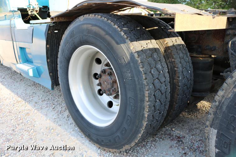 image for item DD0064 2004 Volvo VNL semi truck