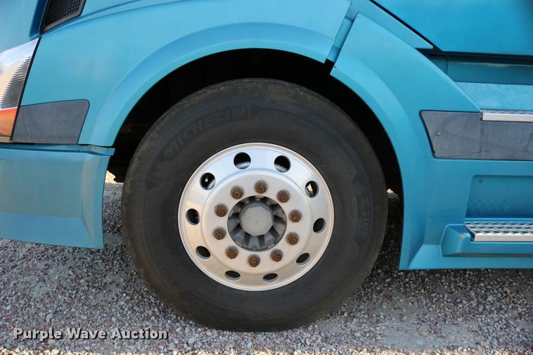 image for item DD0064 2004 Volvo VNL semi truck