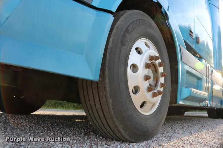 image for item DD0064 2004 Volvo VNL semi truck