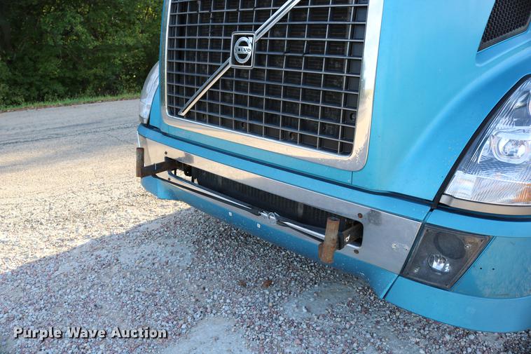 image for item DD0064 2004 Volvo VNL semi truck