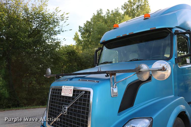 image for item DD0064 2004 Volvo VNL semi truck