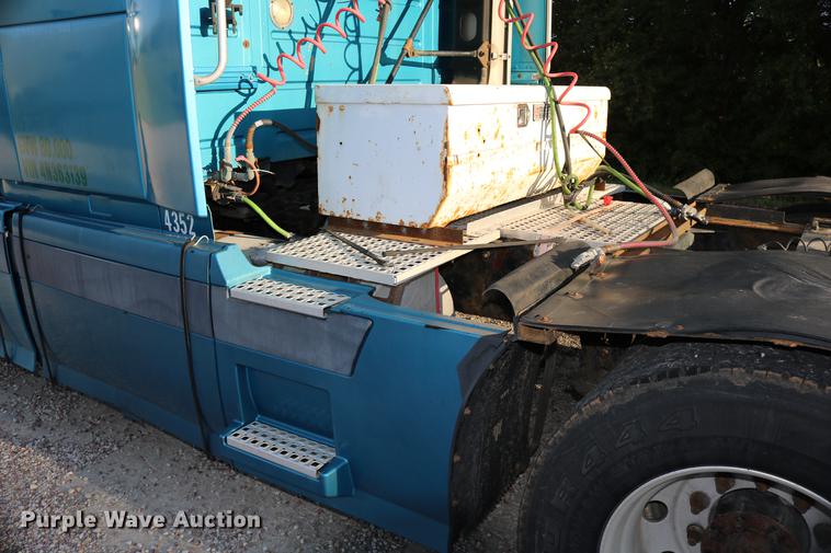 image for item DD0064 2004 Volvo VNL semi truck