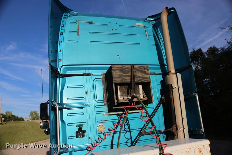 image for item DD0064 2004 Volvo VNL semi truck