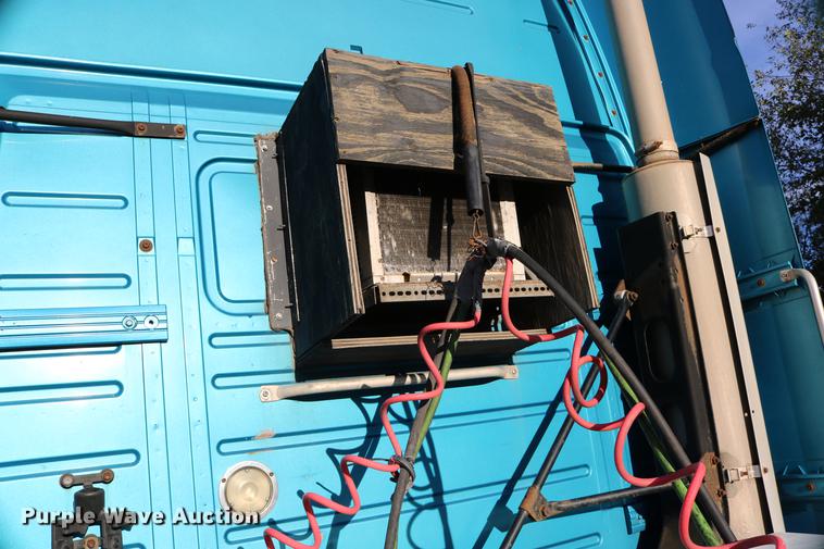 image for item DD0064 2004 Volvo VNL semi truck