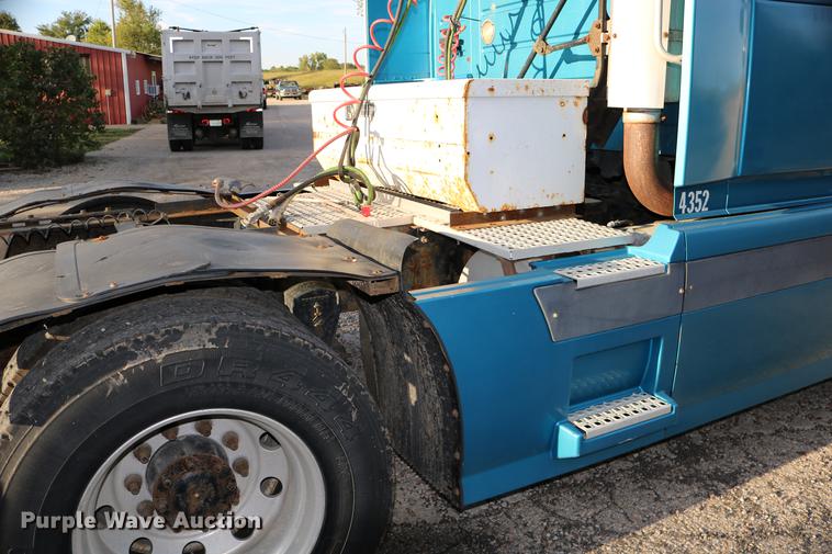 image for item DD0064 2004 Volvo VNL semi truck