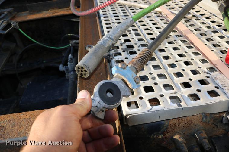 image for item DD0064 2004 Volvo VNL semi truck