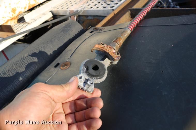 image for item DD0064 2004 Volvo VNL semi truck