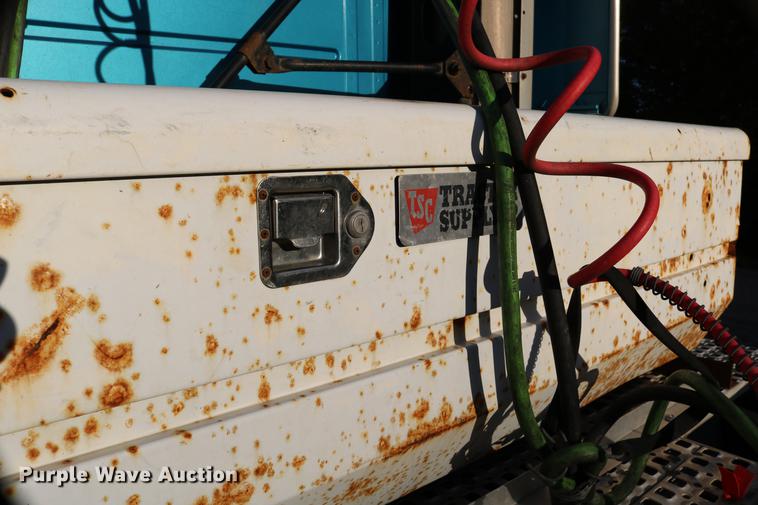 image for item DD0064 2004 Volvo VNL semi truck