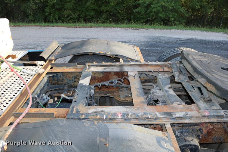 image for item DD0064 2004 Volvo VNL semi truck