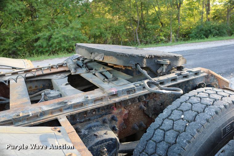 image for item DD0064 2004 Volvo VNL semi truck