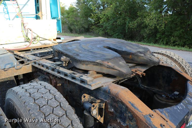 image for item DD0064 2004 Volvo VNL semi truck