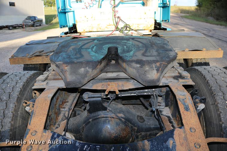 image for item DD0064 2004 Volvo VNL semi truck