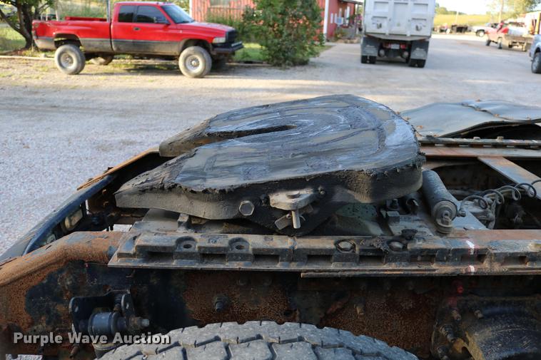 image for item DD0064 2004 Volvo VNL semi truck