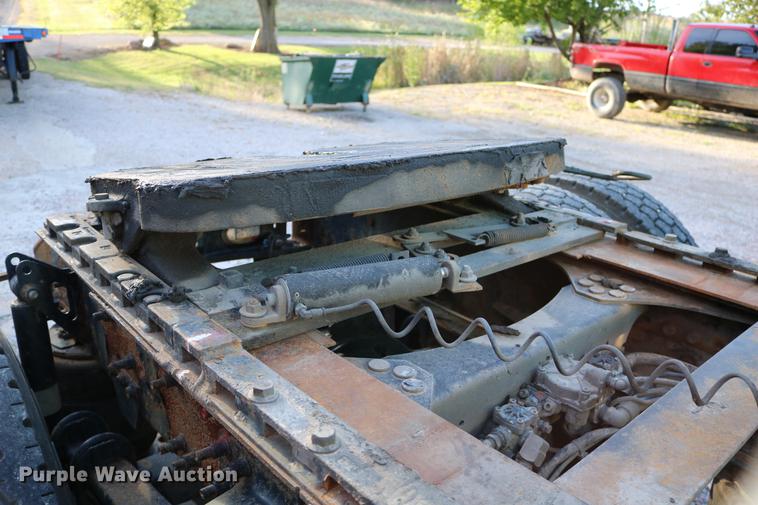 image for item DD0064 2004 Volvo VNL semi truck