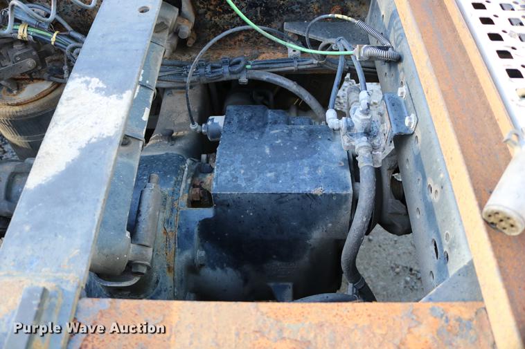 image for item DD0064 2004 Volvo VNL semi truck