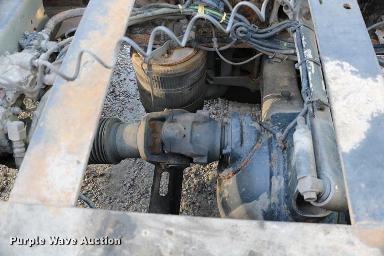 image for item DD0064 2004 Volvo VNL semi truck