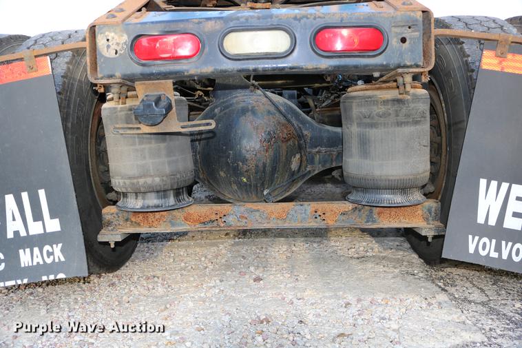 image for item DD0064 2004 Volvo VNL semi truck