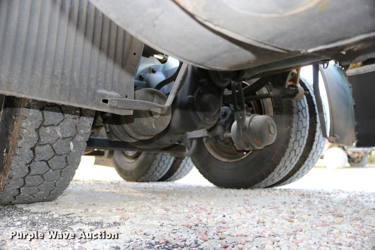 image for item DD0064 2004 Volvo VNL semi truck