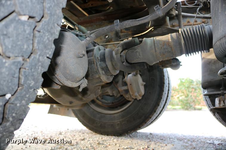 image for item DD0064 2004 Volvo VNL semi truck