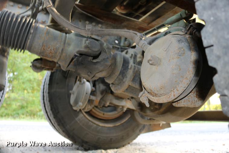 image for item DD0064 2004 Volvo VNL semi truck