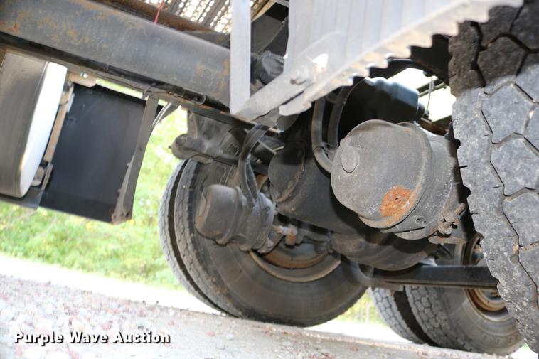 image for item DD0064 2004 Volvo VNL semi truck