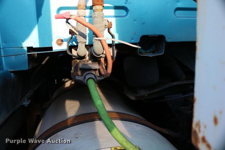 image for item DD0064 2004 Volvo VNL semi truck